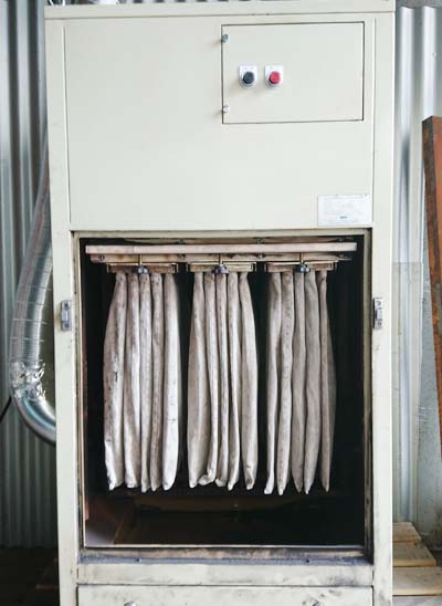 集塵機 綿素材の帆布フィルターを洗浄