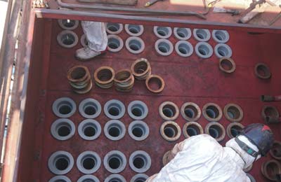 取り外した集塵機にフィルターを取り付け