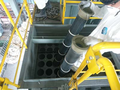 洗浄したフィルターを取り付け